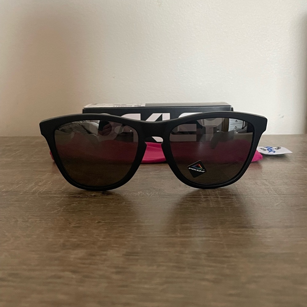 Oakley Frogskins Matte Black, Prizm Black Polarized Lens - NEW IN BOX